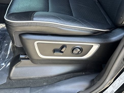Used 2023 RAM 1500 Laramie AWD/4WD image 12