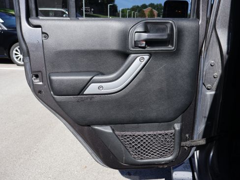 Used 2017 Jeep Wrangler Unlimited Sahara w/ Connectivity Group AWD/4WD image 10