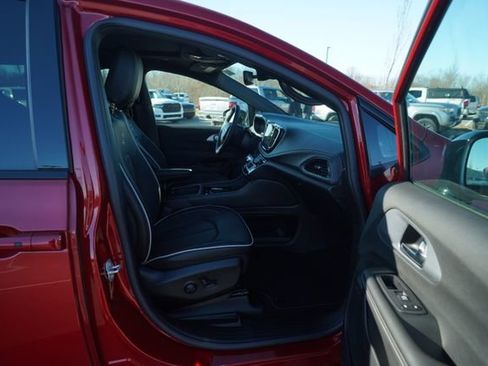 New 2026 Chrysler Pacifica Limited w/ Uconnect Theater Family Group image 19