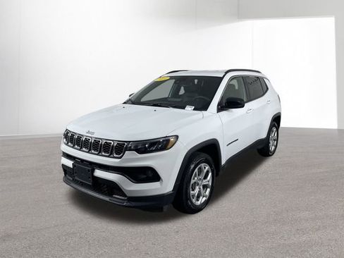Used 2024 Jeep Compass Latitude image 11