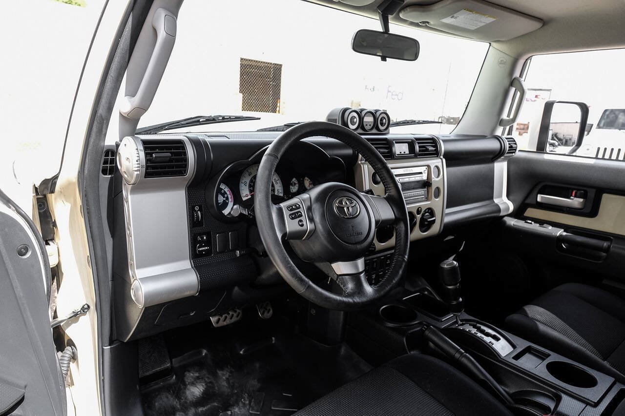 Used 2008 Toyota FJ Cruiser 2WD w/ Upgrade Pkg 2 image 3
