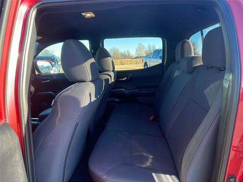 Used 2019 Toyota Tacoma TRD Sport image 18