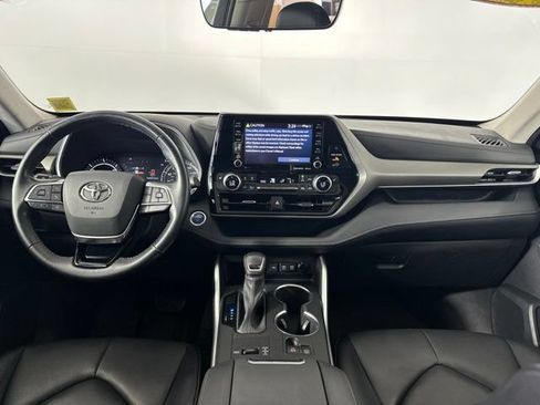 Used 2021 Toyota Highlander XLE AWD/4WD image 16