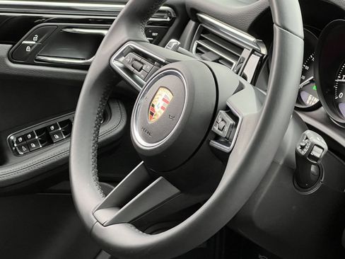 Certified 2025 Porsche Macan image 23