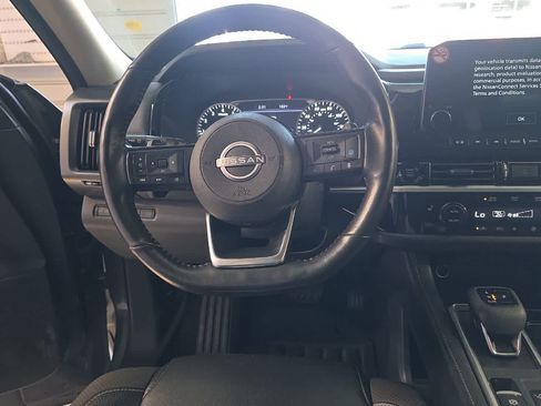 Used 2025 Nissan Pathfinder SL FWD image 16