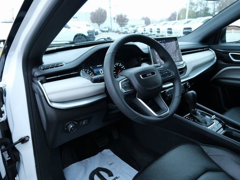 Used 2024 Jeep Compass Limited image 3