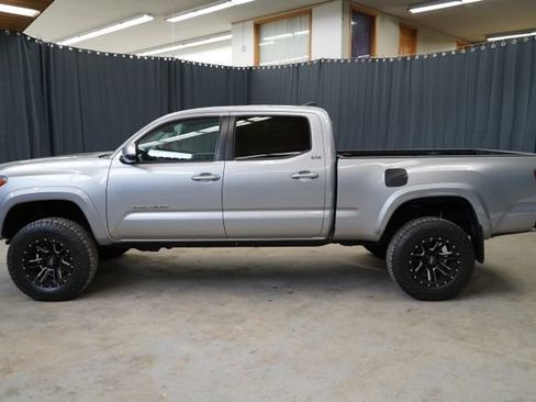 Used 2017 Toyota Tacoma SR5 AWD/4WD image 4