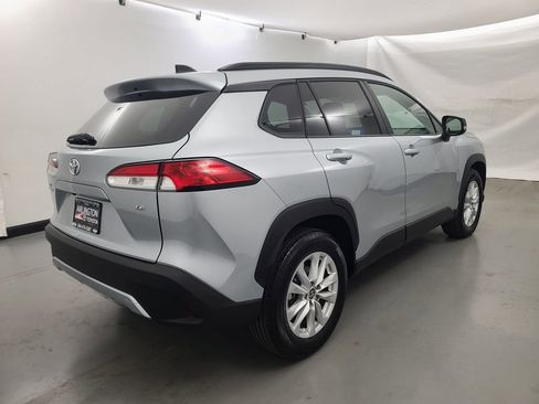 Used 2025 Toyota Corolla Cross LE image 4