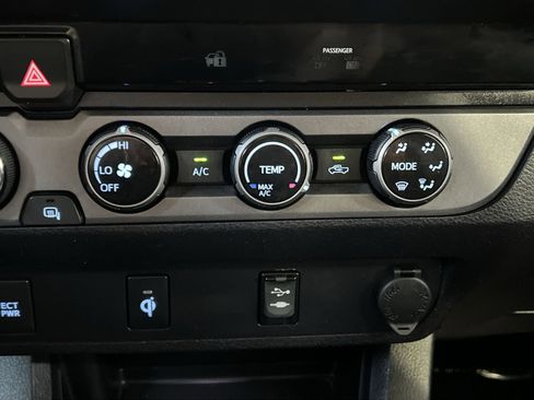 Used 2017 Toyota Tacoma TRD Off-Road w/ Tow Package (A/T) AWD/4WD image 21