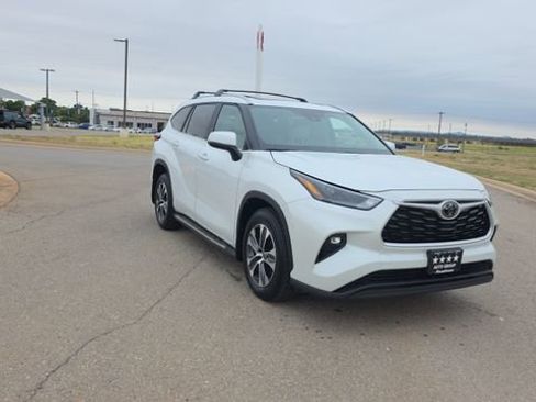 Used 2023 Toyota Highlander XLE AWD/4WD image 4
