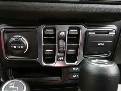 Used 2025 Jeep Wrangler Sport S image 16