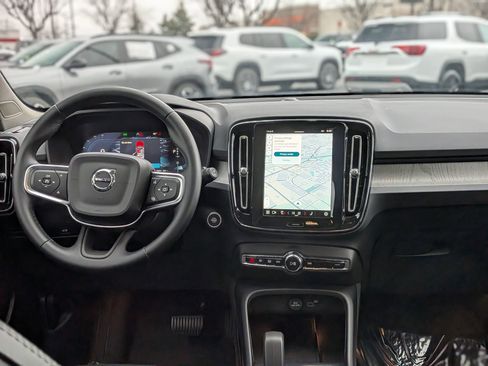 Used 2025 Volvo XC40 B5 Core image 19