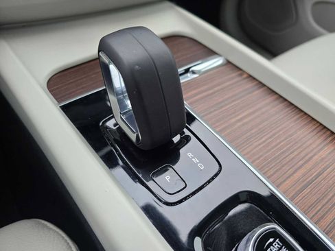 Used 2022 Volvo XC60 B5 Momentum w/ Climate Package image 35