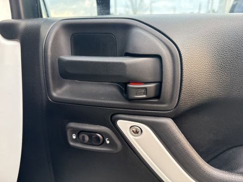 Used 2013 Jeep Wrangler Unlimited Sahara w/ Connectivity Group image 28