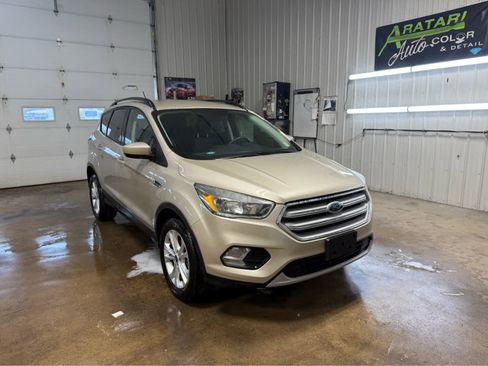 Used 2018 Ford Escape SE w/ SE Sync 3 Package AWD/4WD image 2