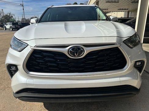 Used 2023 Toyota Highlander XLE FWD image 6