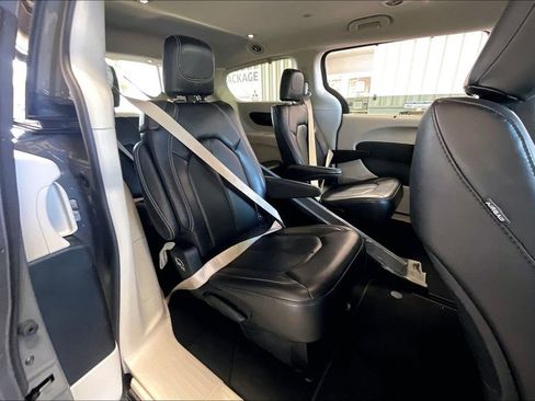 Used 2023 Chrysler Pacifica Touring-L FWD image 17