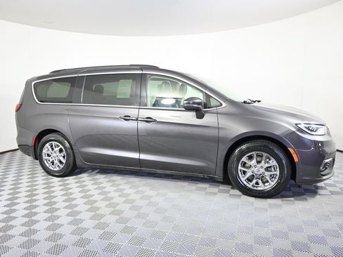 Used 2022 Chrysler Pacifica Touring-L FWD image 8