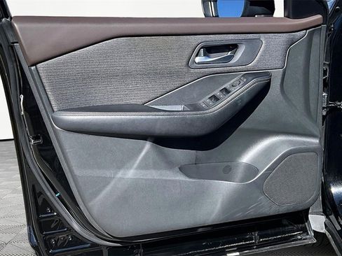 Used 2023 Nissan Rogue SV image 23