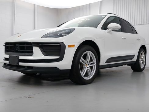 Certified 2023 Porsche Macan AWD/4WD image 1