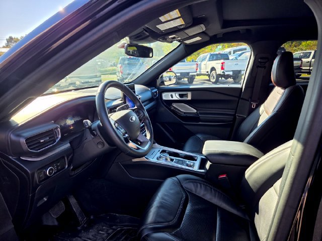 Used 2024 Ford Explorer Platinum w/ Technology Package AWD/4WD image 5
