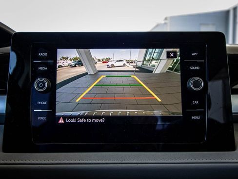 Certified 2025 Volkswagen Taos SE w/ Panoramic Sunroof Package FWD image 43