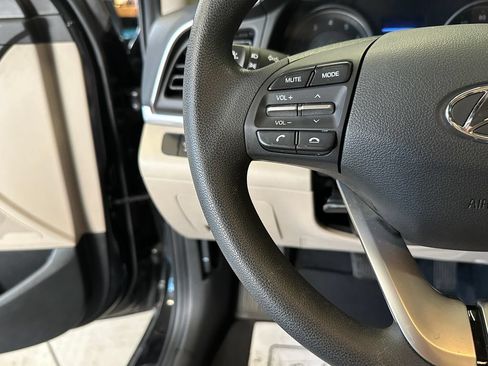 Used 2020 Hyundai Elantra SE FWD image 11