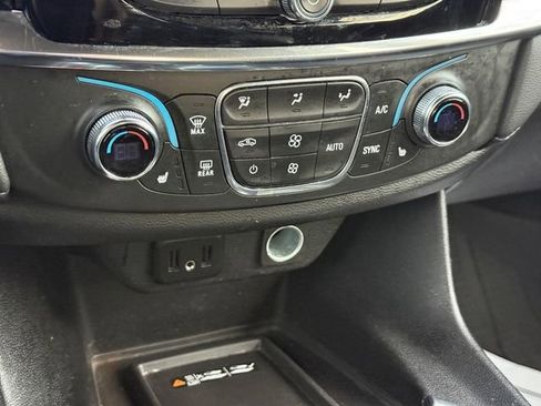 Used 2023 Chevrolet Traverse LT FWD image 19