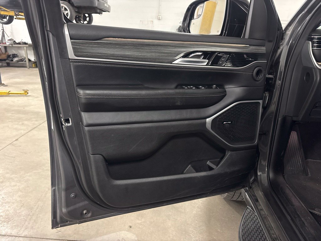 Used 2024 Jeep Wagoneer Series II w/ Flexible Seating Group RWD image 11