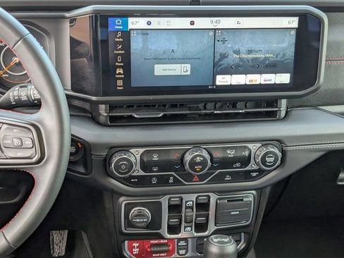 Used 2025 Jeep Wrangler Unlimited Rubicon image 12