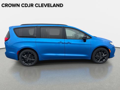 New 2026 Chrysler Pacifica Select image 3