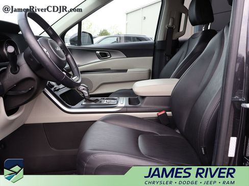 Used 2023 Kia Carnival LX FWD image 21