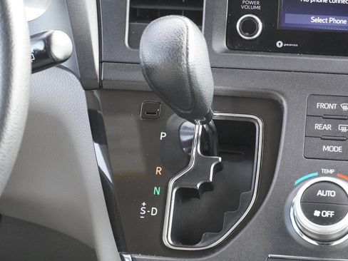 Used 2018 Toyota Sienna LE image 35