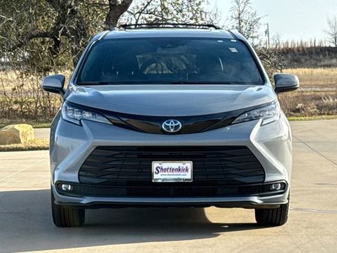 Used 2025 Toyota Sienna XLE Woodland Edition image 2