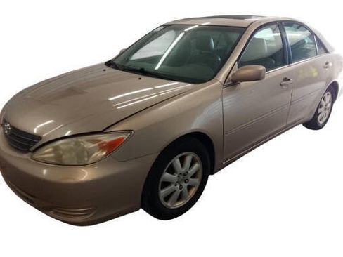 Used 2002 Toyota Camry LE FWD image 1