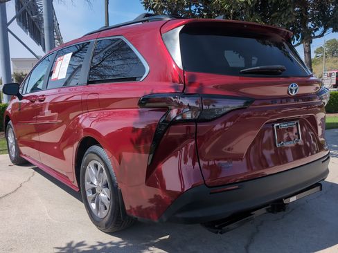 Used 2023 Toyota Sienna LE image 7