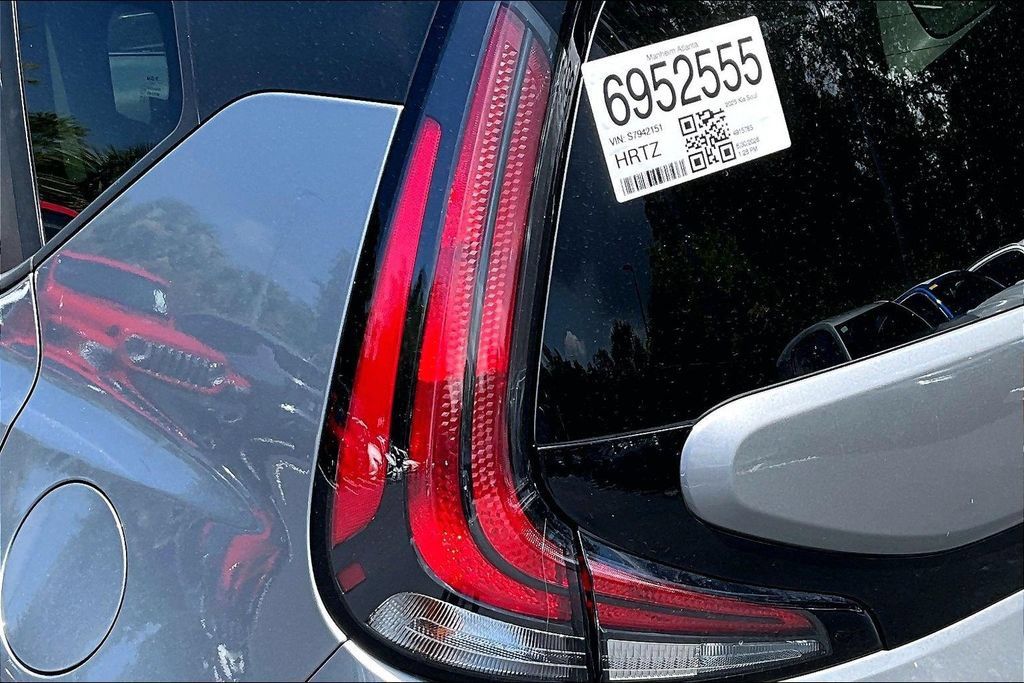 Used 2025 Kia Soul LX w/ LX Technology Package FWD image 23