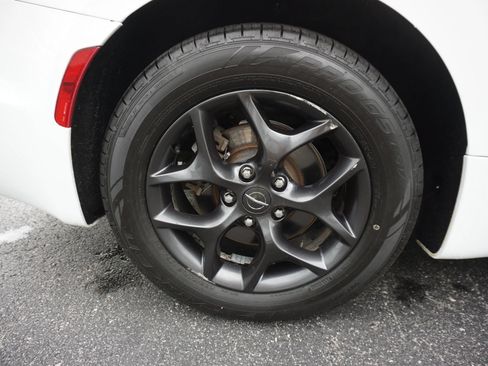 Used 2019 Chrysler Pacifica Touring-L Plus FWD image 28
