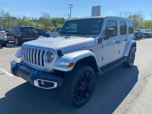 Used 2023 Jeep Wrangler Unlimited Sahara w/ Cold Weather Group AWD/4WD image 7