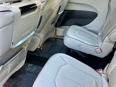 Used 2017 Chrysler Pacifica Limited w/ UConnect Theater Package FWD image 4