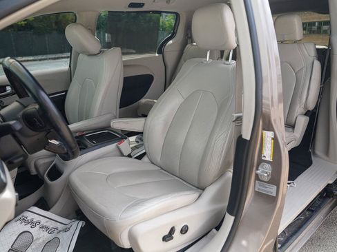Used 2017 Chrysler Pacifica Touring-L Plus w/ Tire & Wheel Group FWD image 24