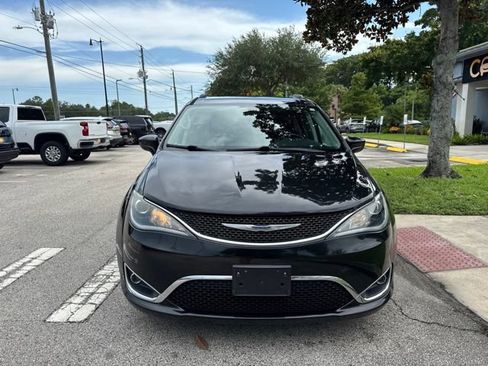 Used 2019 Chrysler Pacifica Touring-L FWD image 3