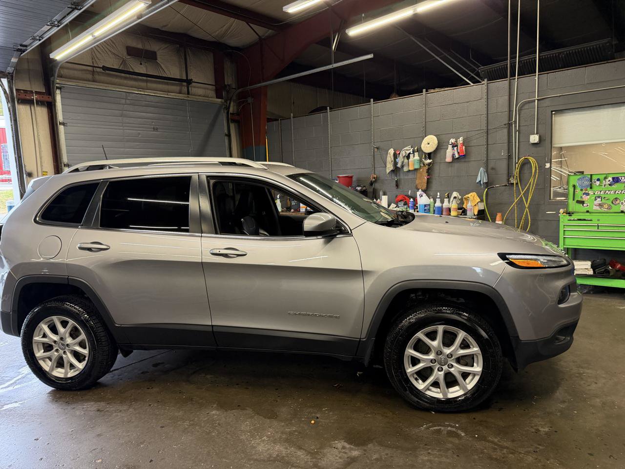 Used 2018 Jeep Cherokee Latitude Plus w/ Comfort/Convenience Group AWD/4WD image 4