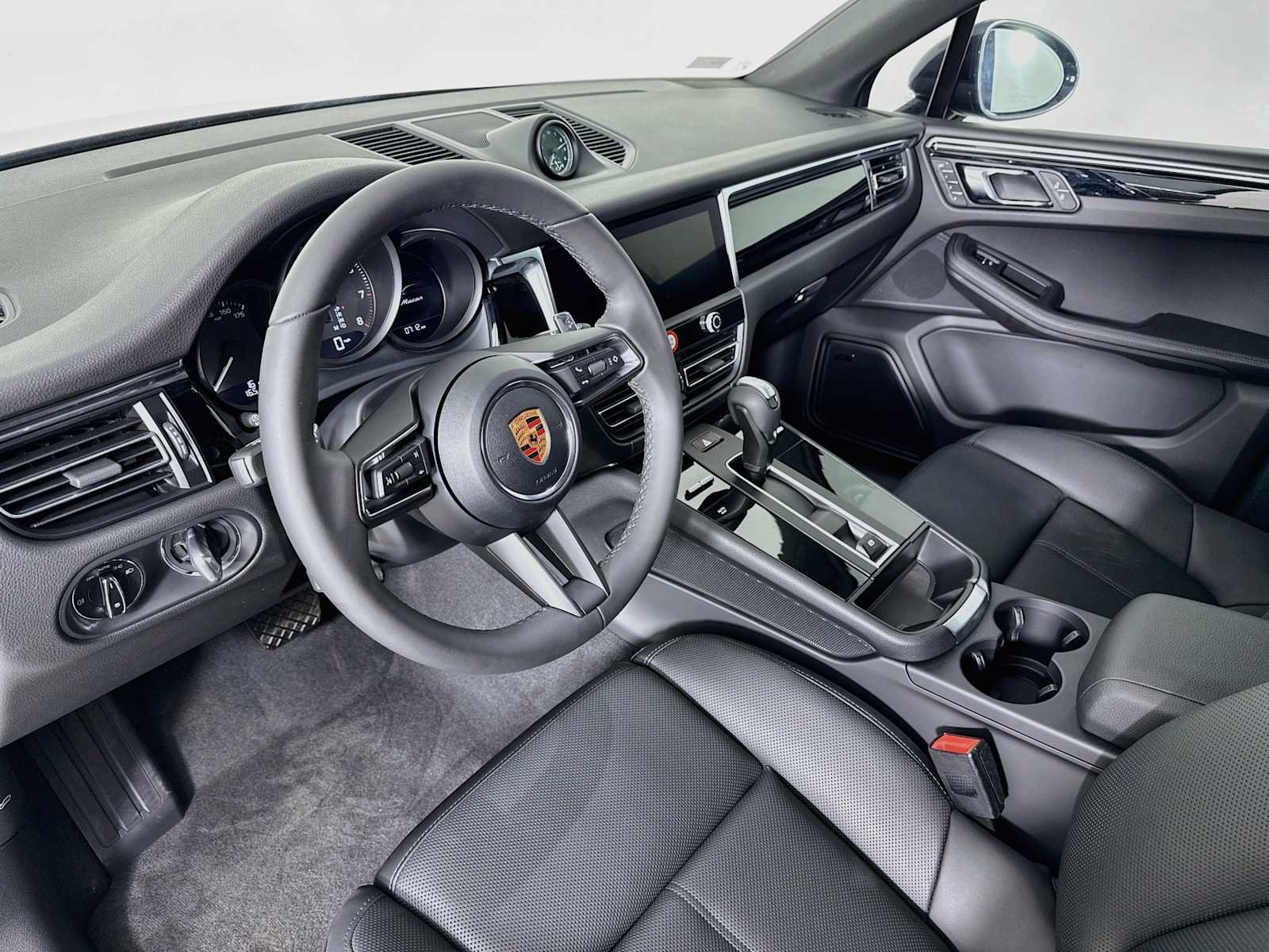 Used 2026 Porsche Macan AWD/4WD image 4