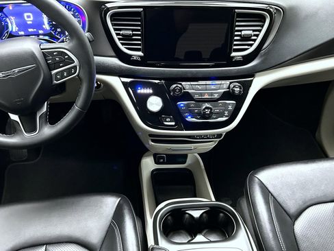 Used 2024 Chrysler Pacifica Touring-L image 13