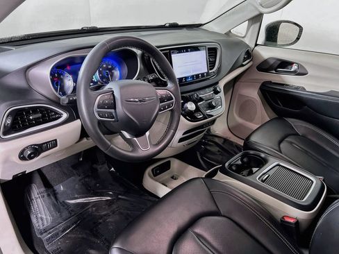 Used 2023 Chrysler Pacifica Touring-L FWD image 9
