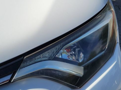Used 2018 Toyota RAV4 XLE FWD image 11