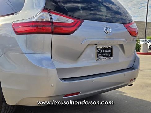 Used 2017 Toyota Sienna FWD image 5