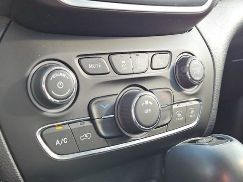 Used 2021 Jeep Cherokee Latitude Plus image 39