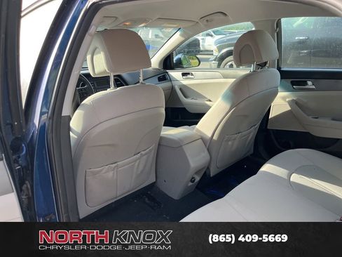 Used 2017 Hyundai Sonata SE FWD image 2